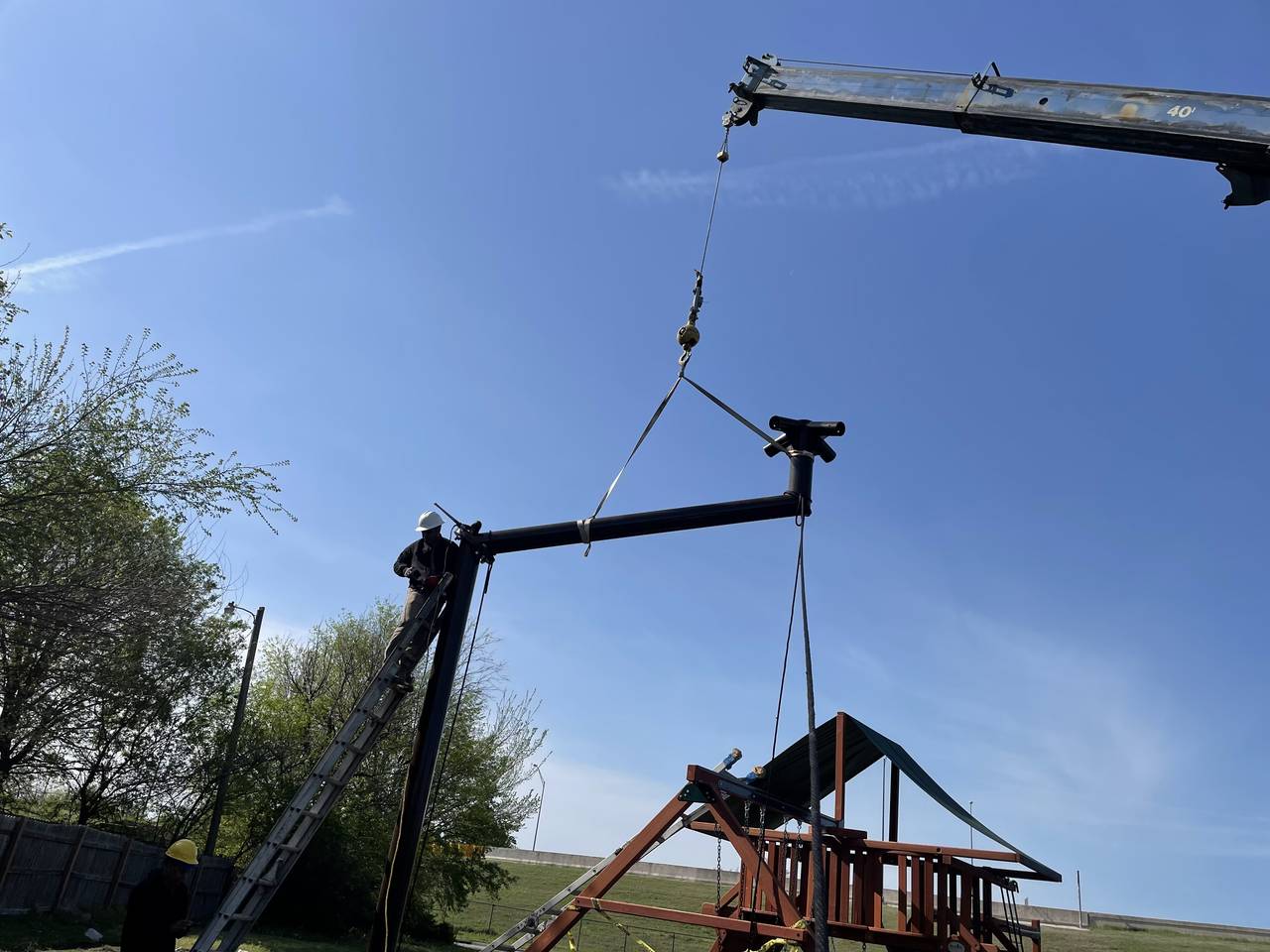 Steel support and lifting equipment positioned beneath a foundation edge